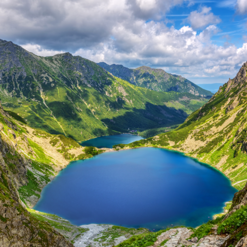 Malownicze jezioro otoczone górami w polskich Tatrach – spokojny krajobraz