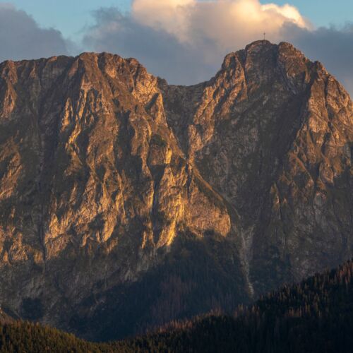Monumentalny szczyt Giewontu, dominujący nad okolicznym krajobrazem.