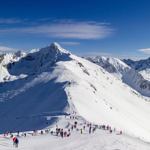 Zimowy krajobraz Tatr – śnieżne zbocza, iglaste lasy i chłodne powietrze