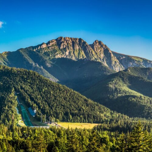 Widok na skocznię narciarską Wielka Krokiew z oddali – symbol Zakopanego