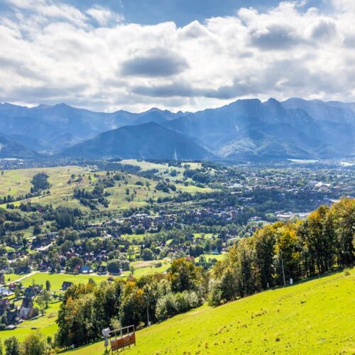 Szeroka panorama Tatr widziana ze szczytu – zapierający dech w piersiach widok