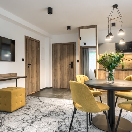 Stół i aneks w dużym apartamencie ładnie urządzonym dla grupy