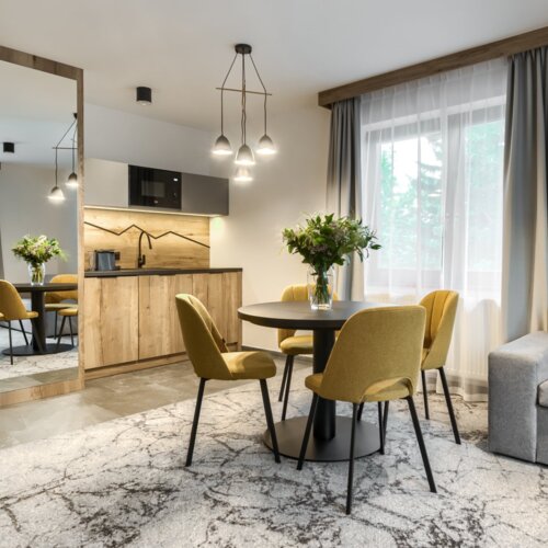 Praktyczne połączenie – stół dla czterech osób obok aneksu kuchennego.