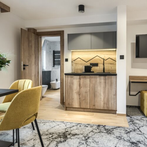 Kuchnia z dużą ilością naturalnego światła i nowoczesnym wyposażeniem.