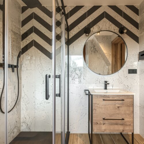 Elegancka łazienka z drewnianymi akcentami, które nadają jej ciepły i naturalny charakter.