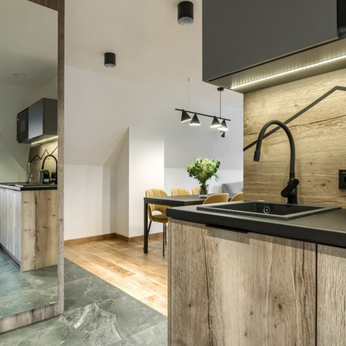 W pełni wyposażony aneks kuchenny z płytą grzewczą, zlewem i podstawowymi przyborami.