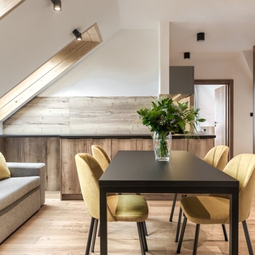 Czteroosobowy stół w jadalni, idealny na wspólne posiłki podczas noclegu w Zakopanem.