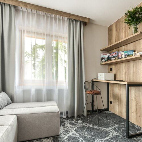 Małe biurko przy oknie, doskonałe do pracy lub chwil relaksu w Zakopanem.