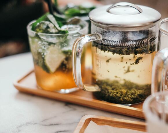 Čerstvý čaj dostupný každý den v relaxační zóně pro zpříjemnění rána