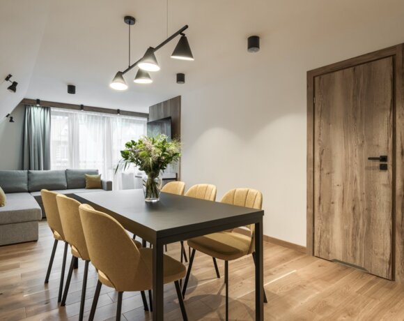 Stůl pro šest osob v prostorném apartmánu v Zakopaném – ubytování pro skupiny