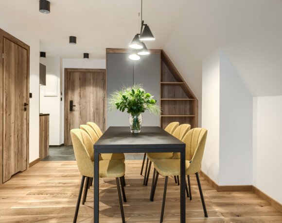 Velký stůl pro šest osob ve světlém a prostorném apartmánu – ideální pro skupiny.