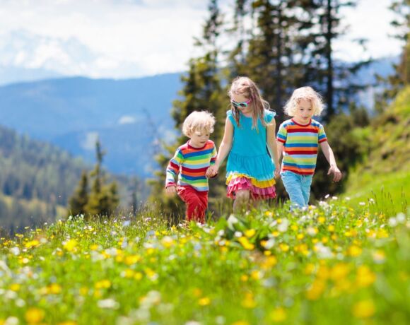 Dzieci bawiące się na łące