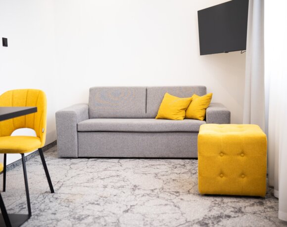 Pohovka v moderním, dobře situovaném apartmánu pro čtyři osoby v Zakopaném