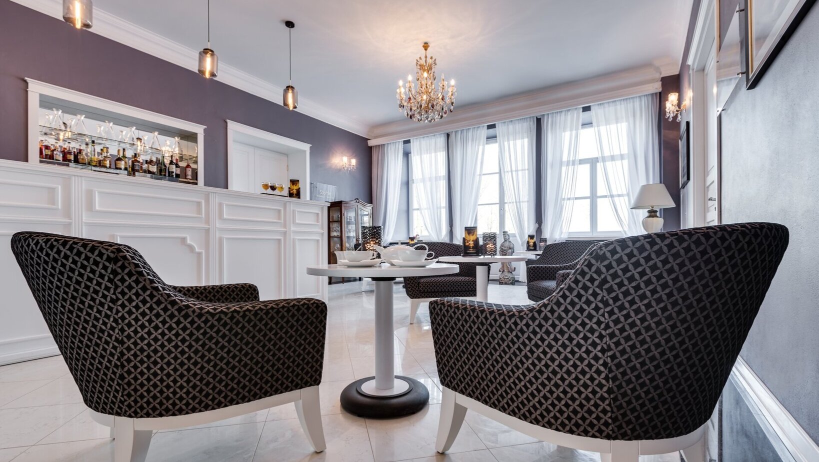 Bar w hotelu Talaria Resort & Spa w Trojanowie