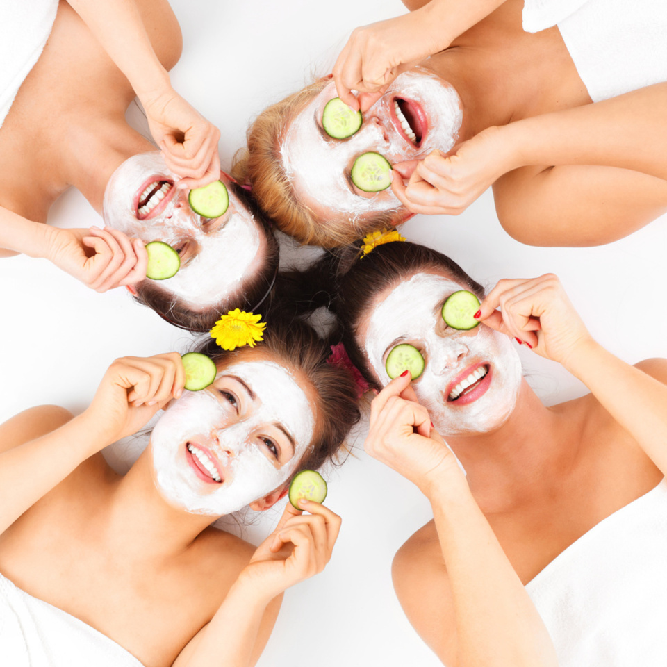 Kobiety z maseczkami kosmetycznymi na twarzach