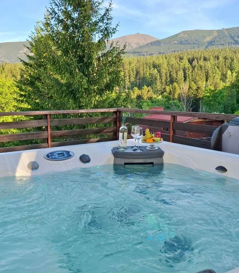 Jacuzzi z widokiem na Śnieżkę. Strefa Spa w Karpaczu.