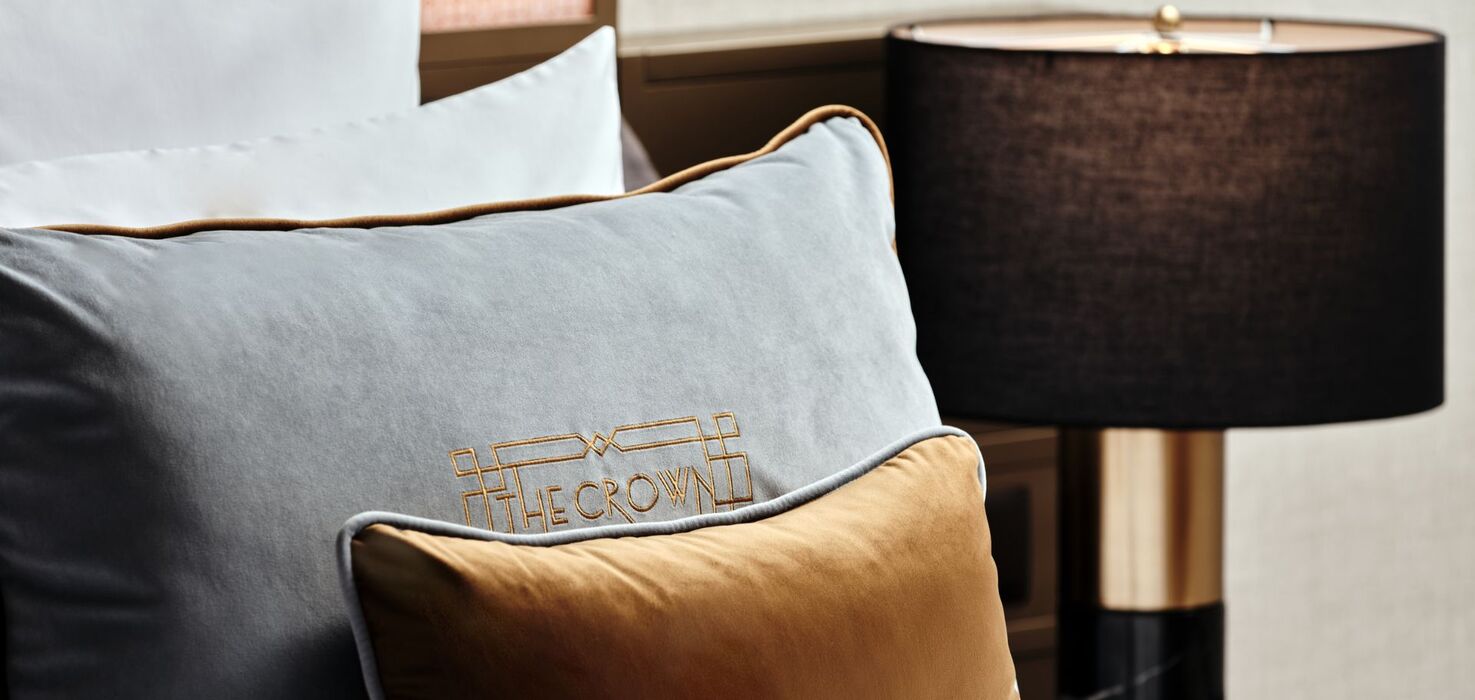 Eleganckie poduszki w hotelowym pokoju, tworzące przytulną atmosferę