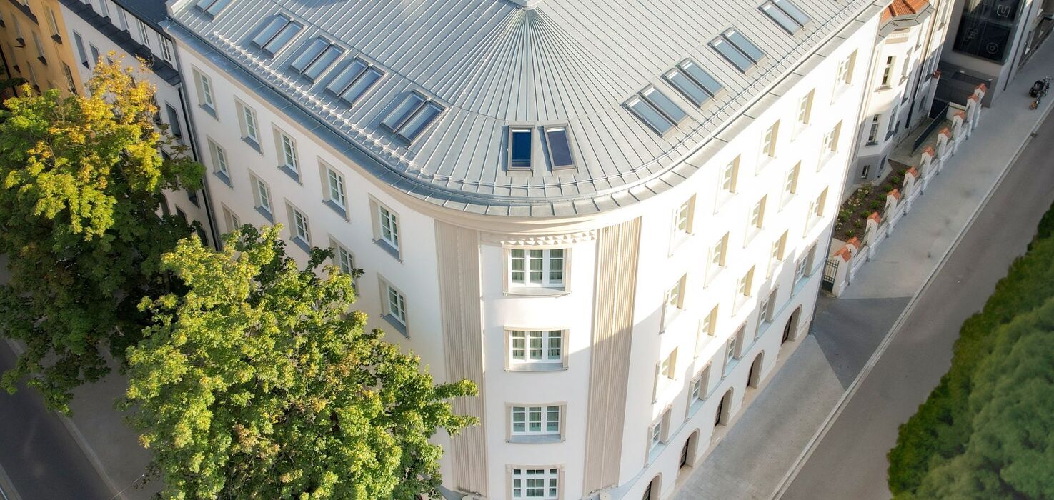 Budynek hotelu w krakowie, w centrum, the crown z lotu ptaka