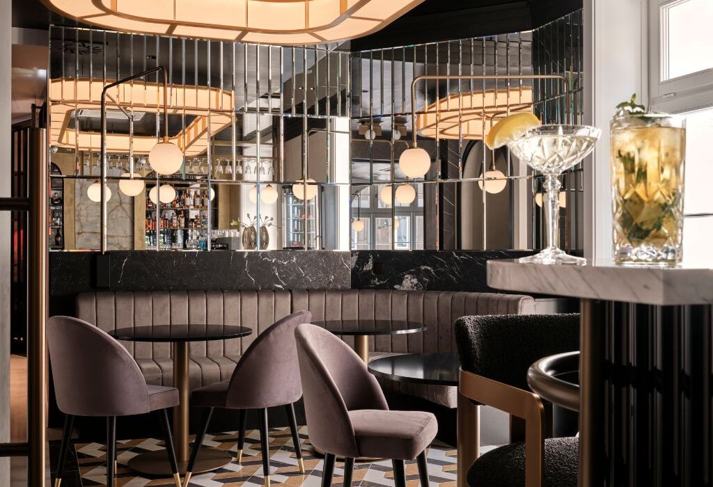 Wnęrze restauracji z eleganckim barem
