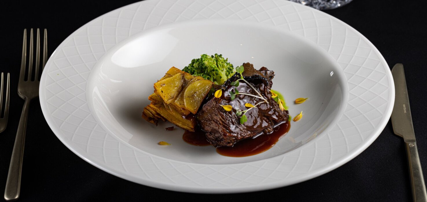 gustownie podane mięsne danie z sosem w najlepszej włoskiej restauracji w krakowie