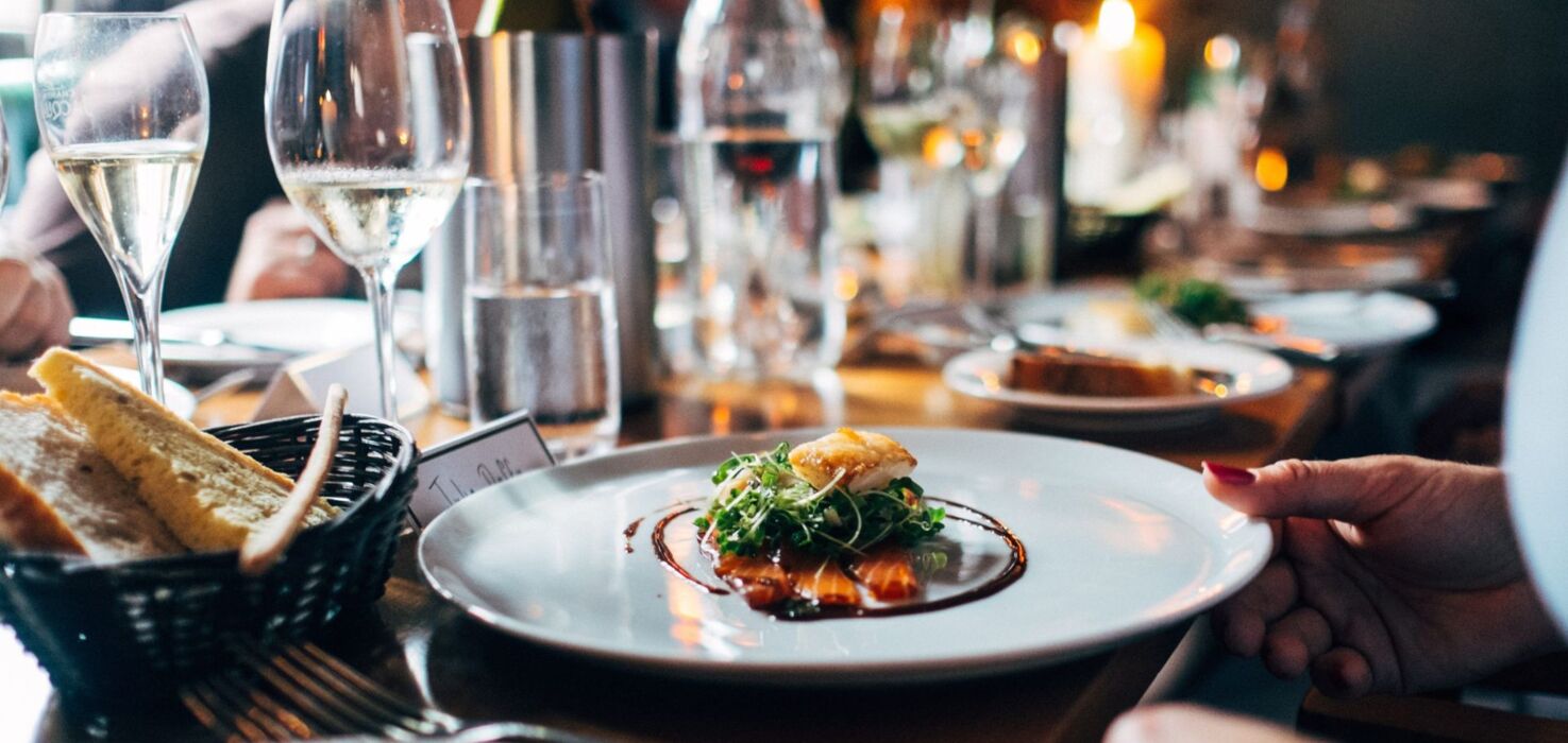 danie podane we włoskiej restauracji w krakowie w otoczeniu pięknej zastawy