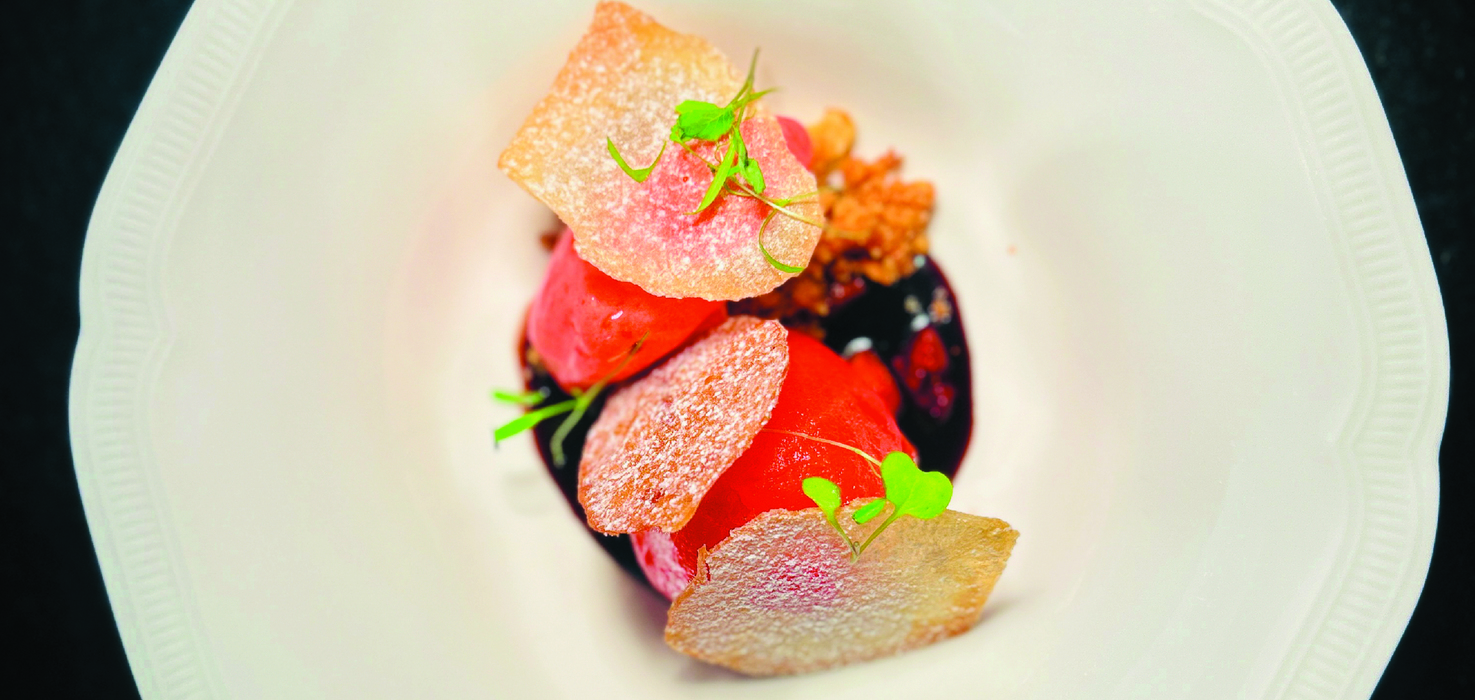 dekonstrukcja włoskiego deseru w intensywnych kolorach