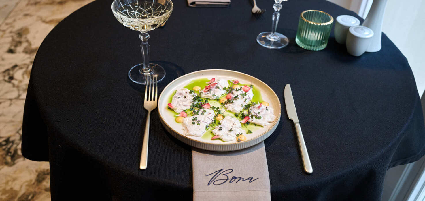 przykładowe włoskie jedzenie w centrum krakowa w restauracji premium - danie mięsne z winem