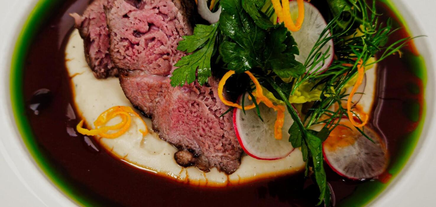 Italian-style meat dish served with fresh vegetables – a proposal for Restaurant Week festival.