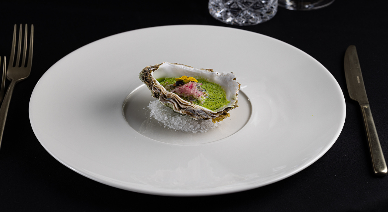 Efektownie podana potrawa serwowana podczas kolacji degustacyjnej w Krakowie