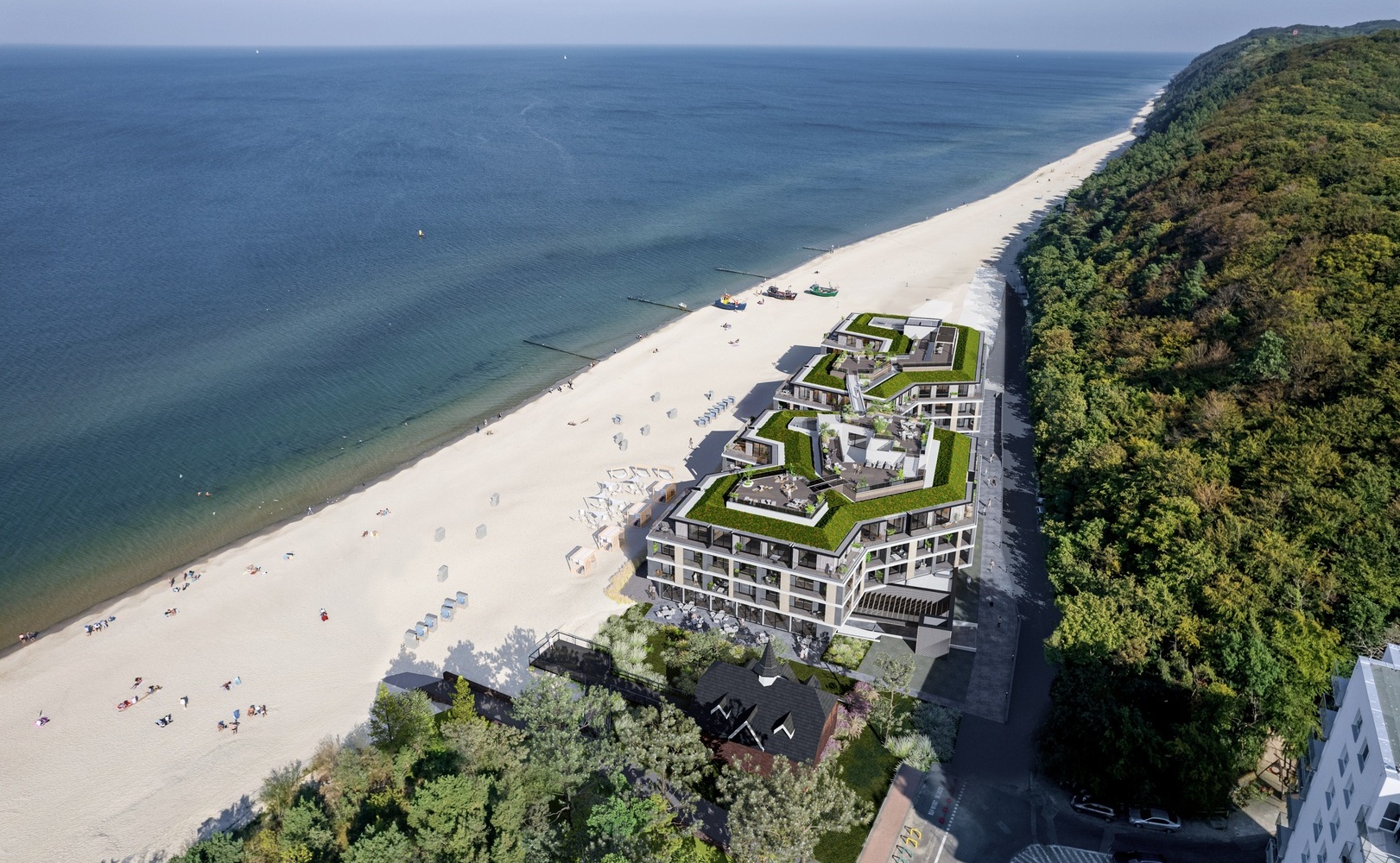 Nowoczesny hotel przy plaży z zielonymi tarasami na dachu, leżakami na szerokiej piaszczystej plaży i bezpośrednim wejściem do morza przy lesie.