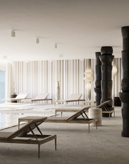 Spa wewnętrzne z basenem, drewnianymi leżakami, rzeźbiarskimi ciemnymi kolumnami, oknami z widokiem na morze i kominkiem.