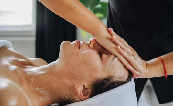 CONNECTION / TWO Gemeinsame Erholung · Rituale für zwei Für zwei Personen, die Regeneration gemeinsam erleben möchten. Ein ruhiges Ritual rund um Präsenz, parallele Erholung und gemeinsame Stille.