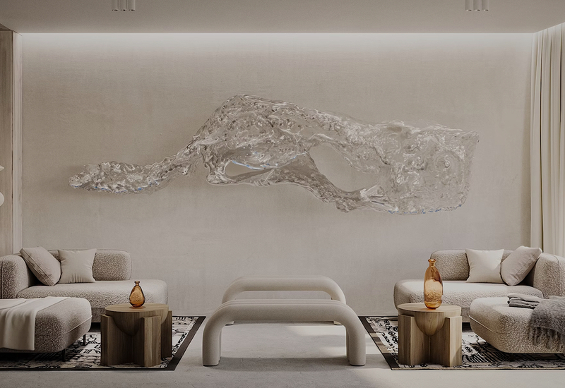 Minimalistyczny salon hotelowy z pluszowymi sofami boucle, łukową ławką, drewnianymi stolikami z bursztynowymi wazonami i szklaną rzeźbą na ścianie