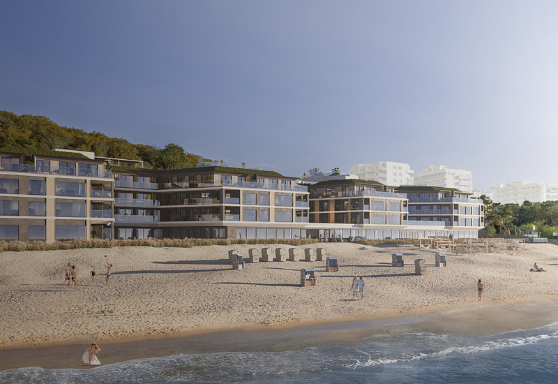 Nowoczesny nadmorski hotel z przeszklonymi balkonami, piaszczystą plażą, koszami plażowymi i gośćmi spacerującymi oraz bawiącymi się przy brzegu.