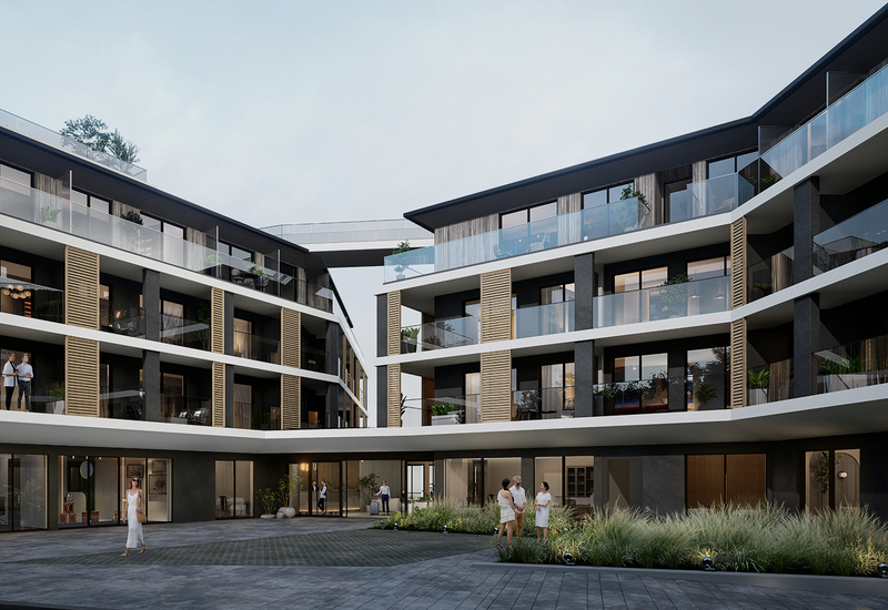 Nowoczesne patio hotelowe z przeszklonymi balkonami, drewnianymi panelami, zielonym skwerem i gośćmi na tarasach.