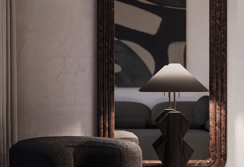 Miękki fotel boucle obok rzeźbiarskiej lampy i marmurowo oprawionego lustra odbijającego abstrakcyjną grafikę i sofę, przytulny hotelowy kącik