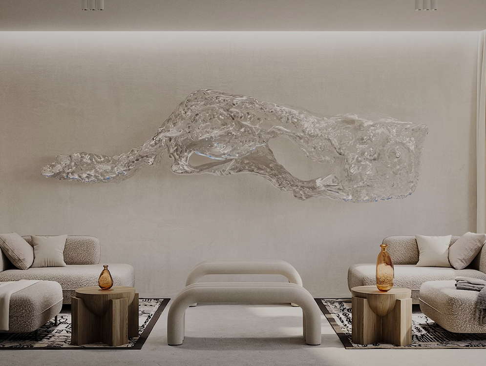 Minimalistyczny salon hotelowy z pluszowymi sofami boucle, łukową ławką, drewnianymi stolikami z bursztynowymi wazonami i szklaną rzeźbą na ścianie