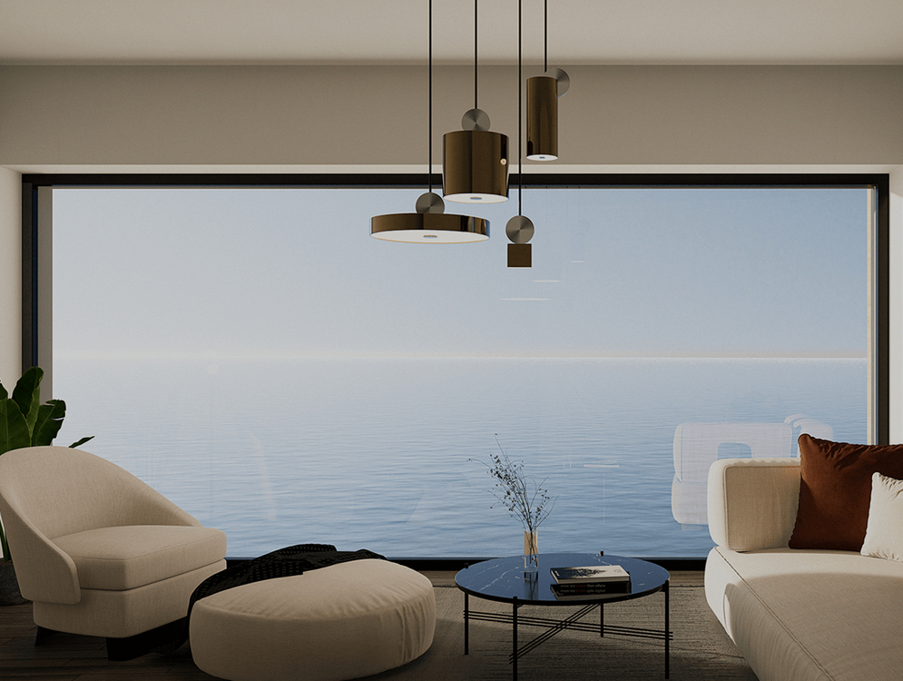 Nowoczesny salon apartamentu z panoramicznym widokiem na ocean, wygodny fotel, sofa z rdzawymi poduszkami, pufa, wiszące lampy, stolik