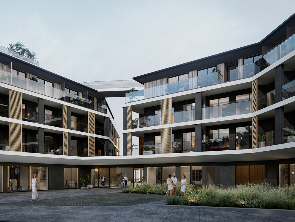 Nowoczesne patio hotelowe z przeszklonymi balkonami, drewnianymi panelami, zielonym skwerem i gośćmi na tarasach.