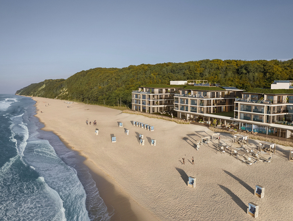 Modernes, niedrig gebautes Strandresort mit Glasbalkonen, begrünten Dächern, privaten Cabanas und Strandkörben am breiten Sandstrand