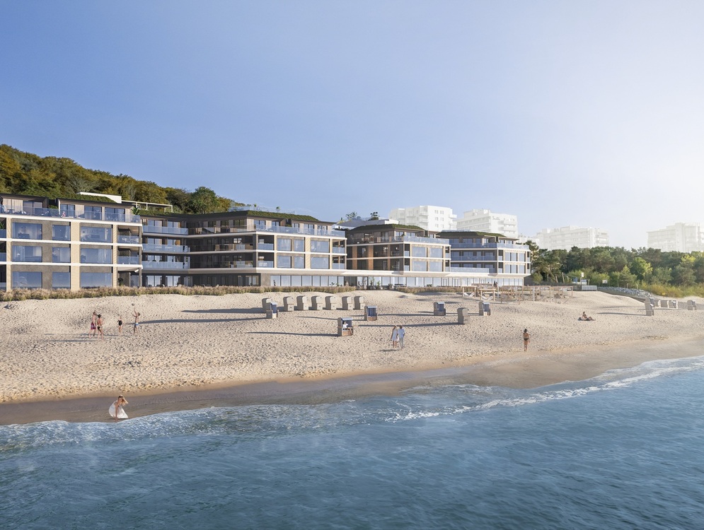 Modernes Strandhotel mit verglasten Suiten, privaten Terrassen, Strandkörben und Gästen, die am sandigen Ufer spazieren.