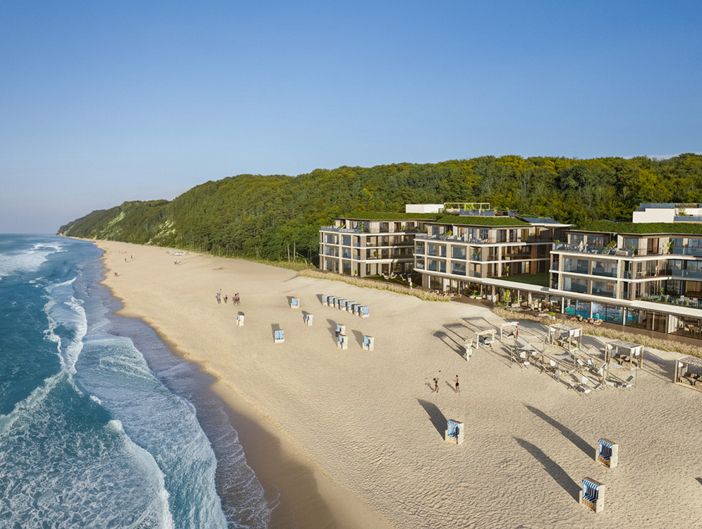 Nowoczesny nadmorski resort z tarasami, szklanymi apartamentami i zielonymi dachami, prywatne kabiny i leżaki na szerokiej piaszczystej plaży