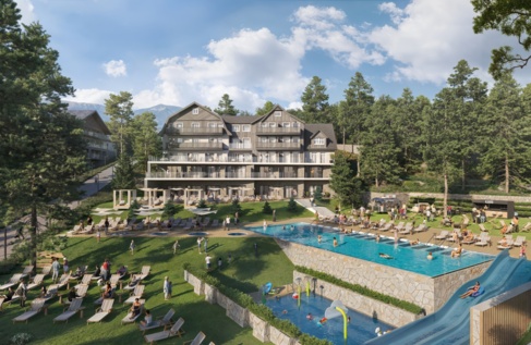 Widok na rozbudowany zewnętrzny aquapark z basenem i strefą dla dzieci przy hotelu, w tle góry