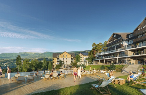 Leżaki stojące nad brzegiem basenu zewnętrznego, hotel oraz góry w tle