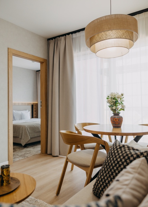 pokój hotelowy z krzesłem i stołem