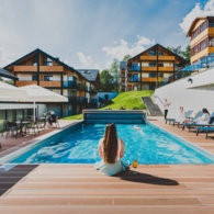 hotelowy basen - widok na budynek hotelu i apartamenty