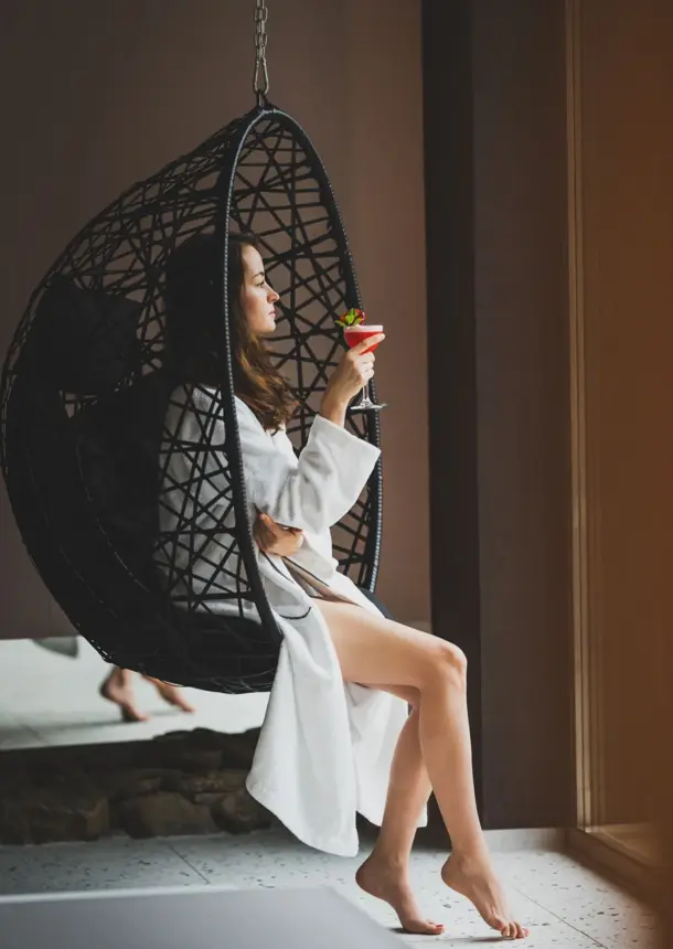 kobieta relaksująca się w hotelu