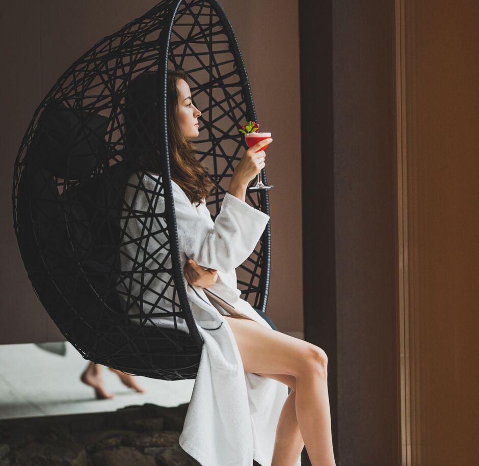 kobieta relaksująca się w hotelu