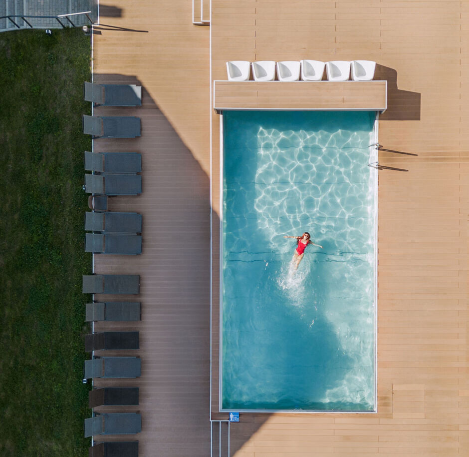 hotelowy basen zewnętrzny z podgrzewaną wodą
