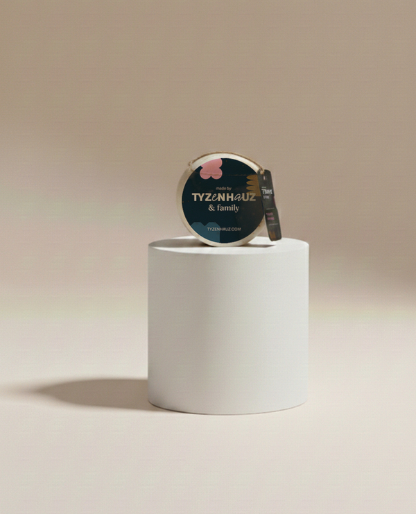 Markowe okrągłe opakowanie kosmetyku 'TYZENHAUZ & family' na białym podium z przyczepioną mini buteleczką